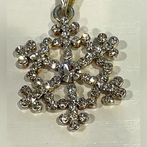 Sparkling Crystal Rhinestone Snowflake Pendant Silver tone Adjustable Necklace